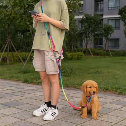 homme qui texte lors d une balade avec son choit grace a la longe chien 